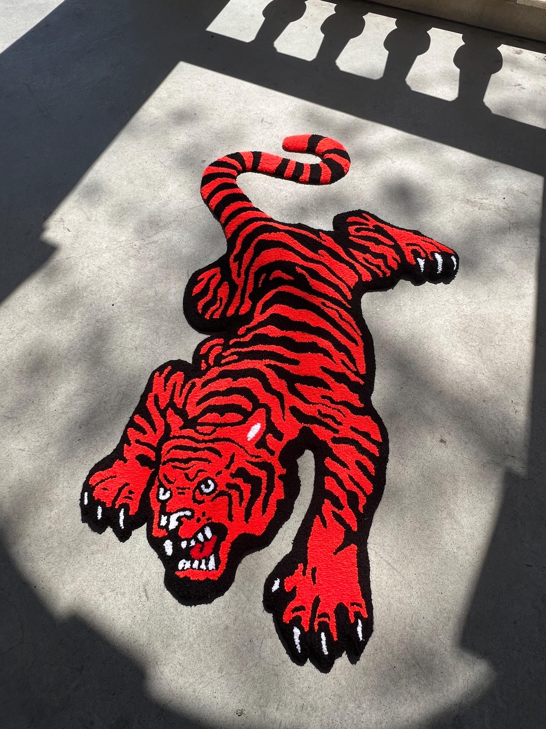 Tapetz Tiger Red & Blue