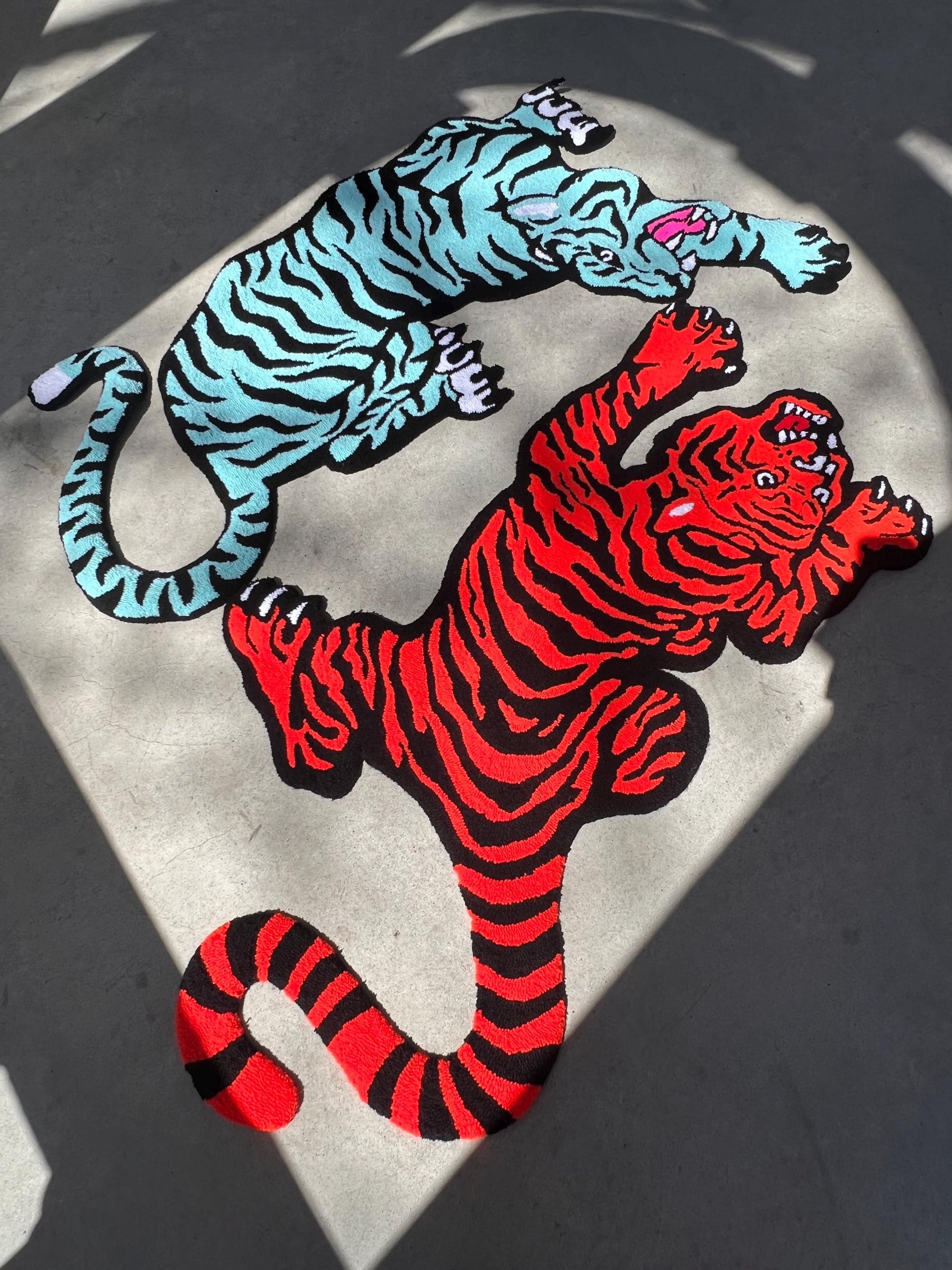 Tapetz Tiger Red & Blue